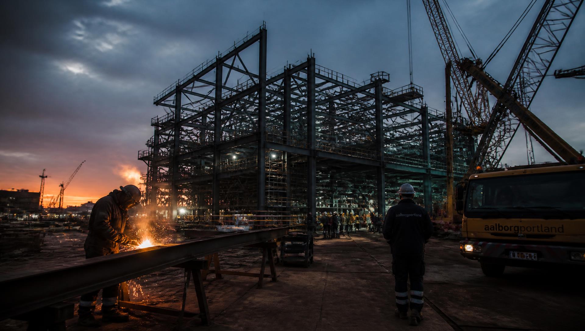 Chantier de construction métallique au crépuscule